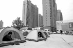 郑州一小区不能如约交房 业主住帐篷抢占小区 - 河南一百度
