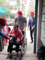 图为志愿者帮助残疾人如何正确使用轮椅2 - 残疾人联合会