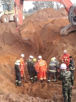郑州3岁男孩坠入20米深井被救出 生命体征微弱 - 河南一百度