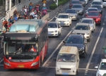 郑州公交专用道投用首个工作日：满眼都是私家车，还来回变道 - 河南一百度