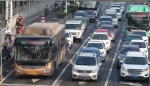 郑州公交优先道投用首个工作日：满眼都是私家车，还来回变道 - 河南一百度