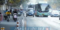 郑州常规公交专用道启用首个工作日 私家车、非机动车占道行驶情况比较突出 - 河南一百度