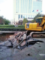 注意绕行！郑州农业南路坍塌现 70平方米大坑 - 河南一百度