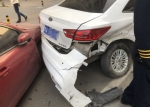 疯狂!郑州一私家车撞上路边4辆车 车轮被撞掉 - 河南一百度