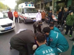 郑州一轿车拐弯时撞上电动车，骑车小伙摔伤腰倒地难起 - 河南一百度