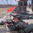 新兵正在进行实弹射击。刘凌宇 摄 - 中国新闻社河南分社