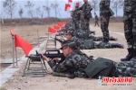 新兵正在进行实弹射击。刘凌宇 摄 - 中国新闻社河南分社