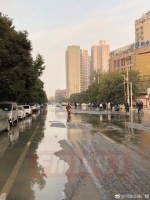 郑州一路段附近一水管爆裂 路人吐槽淹成“河” - 河南一百度
