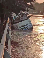 郑州鑫苑路自来水管爆裂马路成了一条河 路面塌陷 - 河南一百度