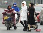 冷空气南下 郑州大幅降温 - 中国新闻社河南分社