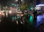 郑州一窨井夜间突然大冒污水 马路瞬间变成臭水河 - 河南一百度