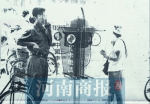1998年 IC卡电话亭在郑州街头多了起来 - 河南一百度