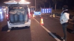 郑州一面包车司机路遇交警慌了，一查车内竟塞满液化气罐 - 河南一百度