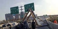 郑州街头一面包车撞断限高杆，交警一测：司机酒驾! - 河南一百度