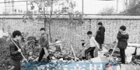 郑州一小学旁的拆迁区成“游乐场” 有孩子钻进废墟玩捉迷藏 - 河南一百度