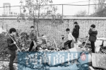 郑州一小学旁的拆迁区成“游乐场” 有孩子钻进废墟玩捉迷藏 - 河南一百度