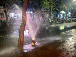 视频丨郑州街头消防栓变身“喷泉” 吓得行人不敢前行 - 河南一百度