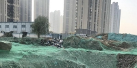 郑州居民入住小区半年多 饮用水井挨着一公里长垃圾带 - 河南一百度