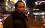 河南48岁大叔进城卖梨瞒家人露宿街头，每天给老伴发短信：已住下 - 河南一百度