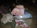 桥下寒风中的农民工被暖到了 深夜他们送去十多条棉被 - 河南一百度
