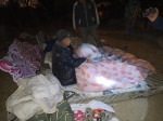 桥下寒风中的农民工被暖到了 深夜他们送去十多条棉被 - 河南一百度