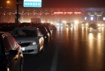 排一公里“长龙” 扎堆等进郑州市区 记者探访限行日晚9点前高速口路况 - 河南一百度