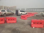 郑州一未建好高架桥发生轿车坠落事故!围挡被撞开，车辆变形 - 河南一百度