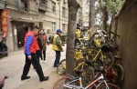 6000余辆共享单车“被困”小区 郑州城管“救出”贴新二维码 - 河南一百度