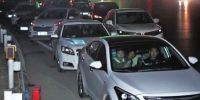 郑州限行日晚9点前高速口路况：数百辆车下高速后停路边等着进市区 - 河南一百度