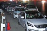 郑州限行日晚9点前高速口路况：数百辆车下高速后停路边等着进市区 - 河南一百度