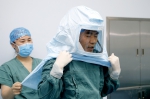 河南医生为艾滋病患者做三千多例手术，手4次被扎 - 河南一百度