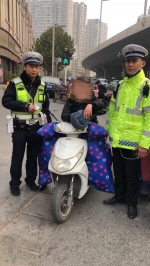 郑州一女子骑电动车违章，一查竟是在逃犯！ - 河南一百度