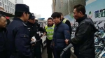 两男子郑州街头偷换共享单车二维码，被当场识破! - 河南一百度