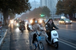 郑州早高峰滴起小雨：上班路上，厚衣口罩雨伞一个都不能少 - 河南一百度