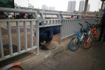 郑州街边护栏装出“奇葩”一景 留个窟窿民众弯腰鞠躬通行 - 河南一百度