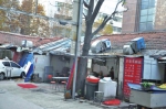 郑州一处危房里多家小餐馆 随时可能倒塌却难拆 - 河南一百度