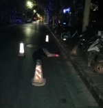 郑州一男子凌晨醉卧街头险遭碾压，路过的哥在其身旁放置反光锥 - 河南一百度
