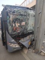 郑州一公交车撞上龙门架致13名乘客受伤，司机被控制 - 河南一百度