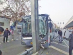 郑州一公交车撞上龙门架 致13名乘客受伤 - 河南一百度