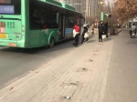 郑州一公交站广告牌拆了，凸出的钢管头为啥不清理？ - 河南一百度