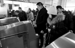 郑州东站全站进站闸机设备升级 直击乘客凭身份证“刷脸进站” - 河南一百度
