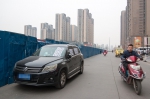 傻眼！郑州几十辆车被贴“巨型罚单”，有车主为清理花几百元 - 河南一百度