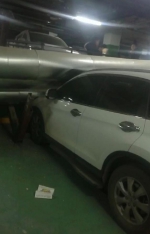 突发！郑州一小区地下车库暖气管道掉落，至少16辆车被砸 - 河南一百度