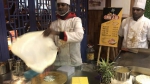 印度小伙郑州街头现场做印度飞饼 精湛技艺众人叫好 - 河南一百度