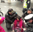 郑州街头女子突然摔昏在地，接下来的一幕太暖了！ - 河南一百度