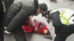 郑州街头女子突然摔昏在地，接下来的一幕太暖了！ - 河南一百度