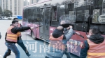 郑州公交车上的反恐防恐应急演练堪比“警匪大片” - 河南一百度