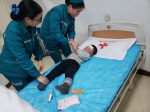 孩子高烧抽搐吓哭年轻母亲，郑州交警4分钟打通“生命通道” - 河南一百度