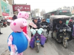 “小猪佩奇”一家亮相郑州街头 倡导文明出行 - 河南一百度