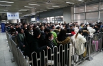 返程高峰： 郑州火车站出租车打不到 地铁限流 - 河南一百度